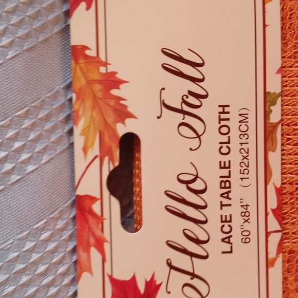 Lace table clothes includes one decorative item - Picture 4 of 5